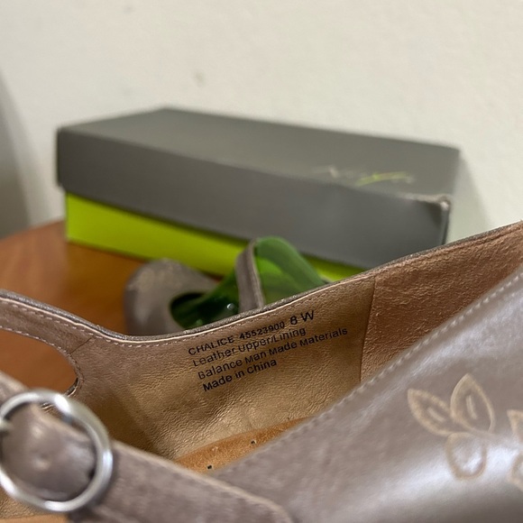 Naya Chalice Metallic Leather Floral Embossed Heel Size 8 Mary Jane Ankle Nickel - Picture 4 of 10